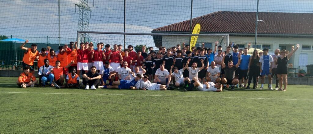 Ein Gruppenfoto von Jugendlichen auf einem Sportplatz.