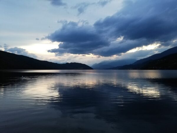 Ein See in Morgenstimmung, über dem Wolken aufziehen