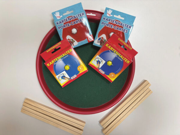Verpackte Kartenhalter, die das Halten von Spielkarten einfacher gestalten.