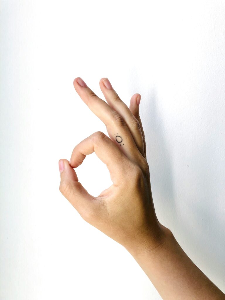 Eine Hand, die ein "OK"-Zeichen macht.